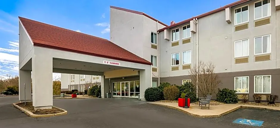 Red Roof PLUS+ Boston - Logan