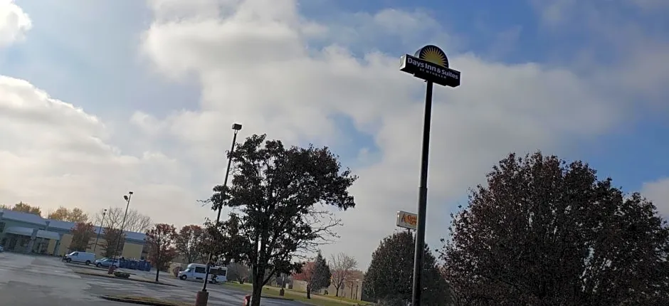 Days Inn & Suites by Wyndham Merrillville