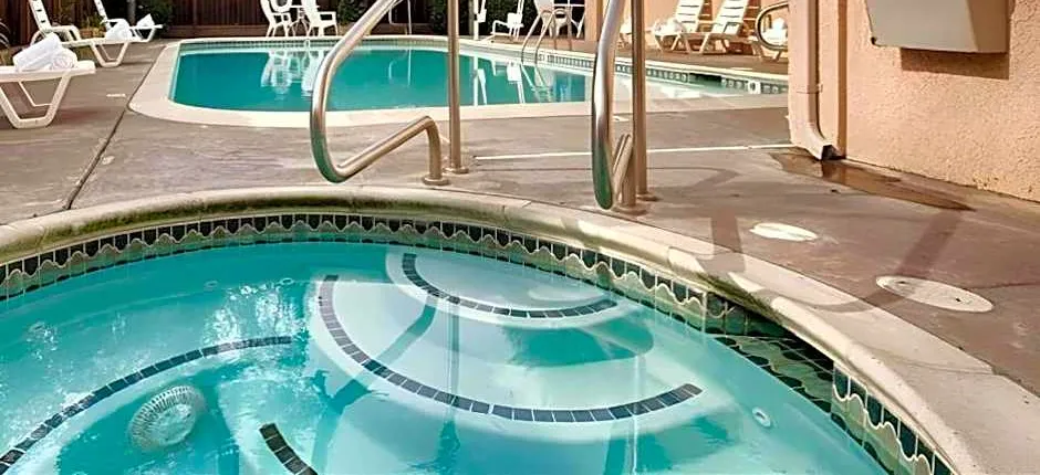 Cloverdale Wine Country Inn & Suites