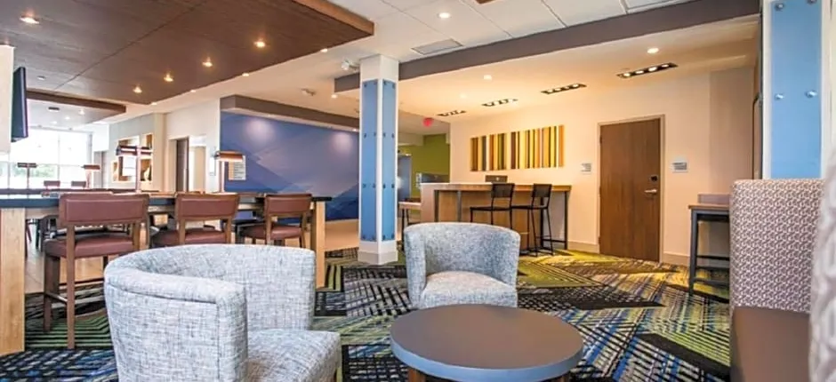 Holiday Inn Express and Suites Rehoboth Beach