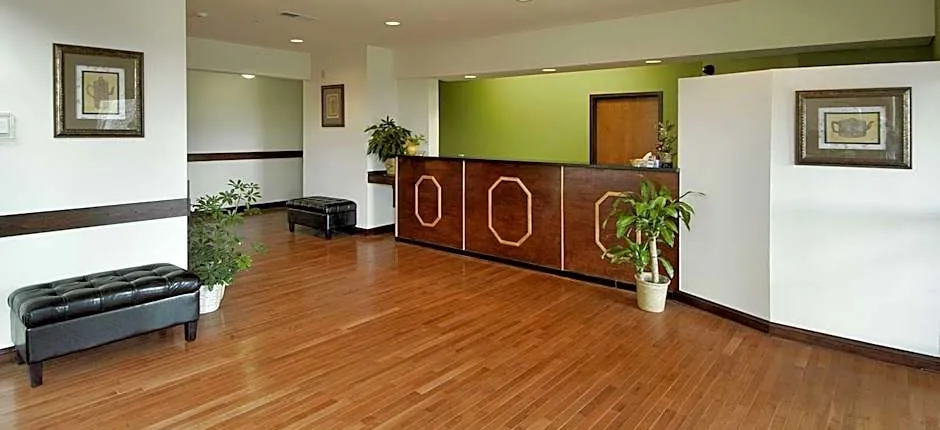 Super 8 by Wyndham Bowling Green North