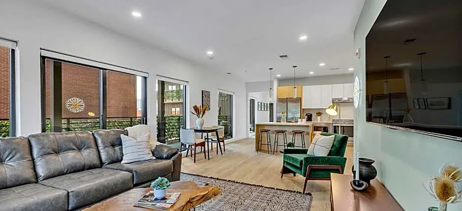 HUGE downtown corner unit- Pool-Gym-Walk 2 Broadway