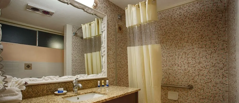 Best Western Plus Yacht Harbor Inn