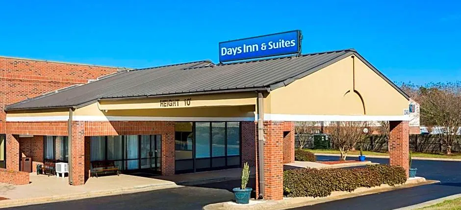 Days Inn & Suites by Wyndham Rocky Mount Golden East
