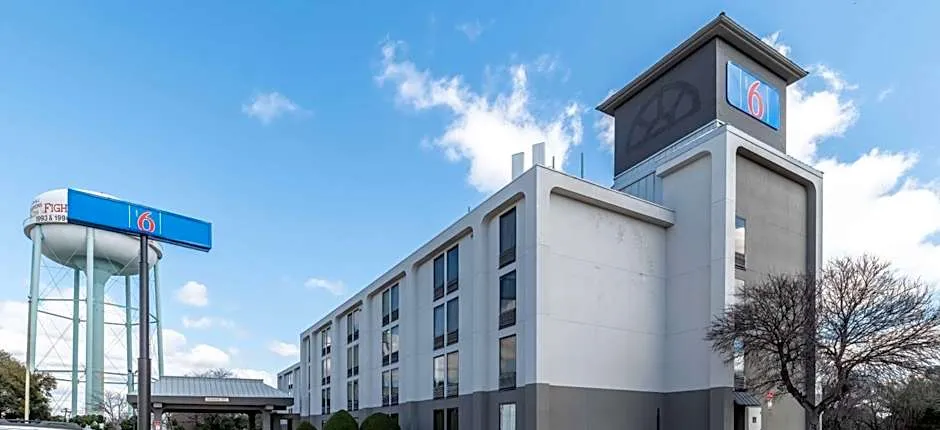 Motel 6 Lewisville, TX - Medical City