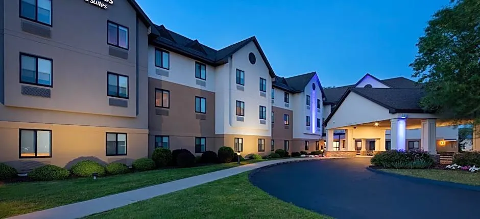 Holiday Inn Express & Suites Bradley Airport By IHG