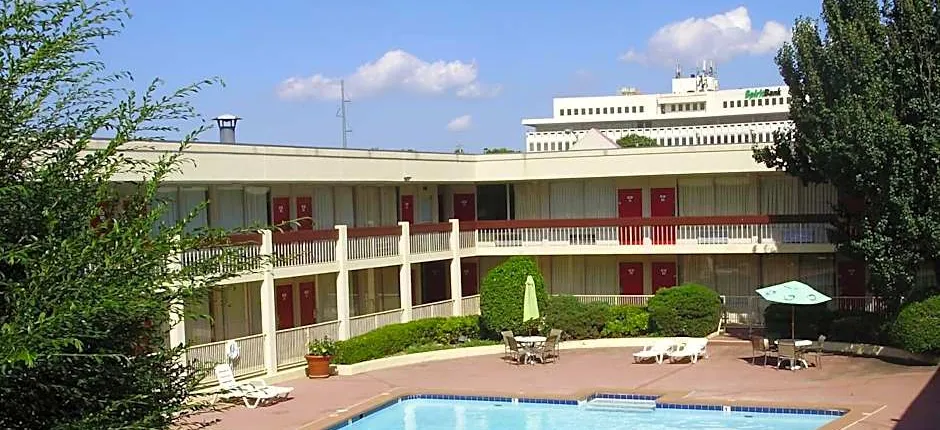 Trade Winds Central Inn