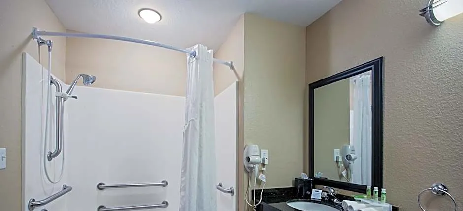 Holiday Inn Express & Suites - Green Bay East By IHG