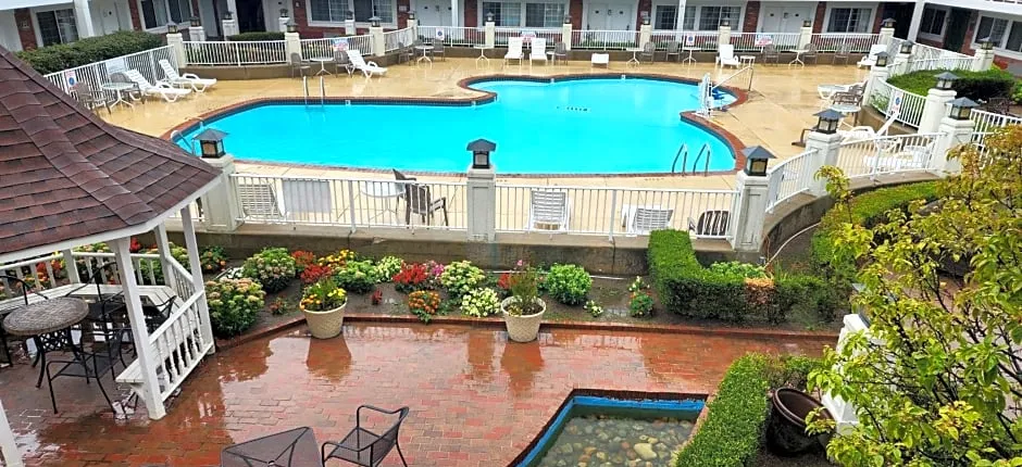 Days Inn & Suites by Wyndham Roseville/Detroit Area