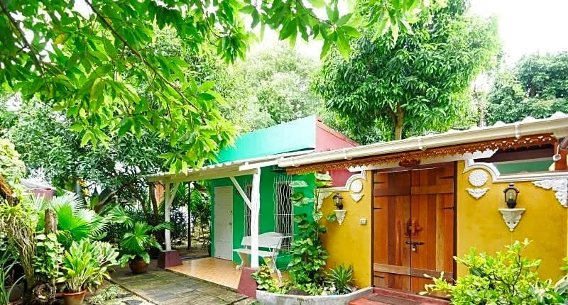 Forest Bungalows & Mama's Restaurant