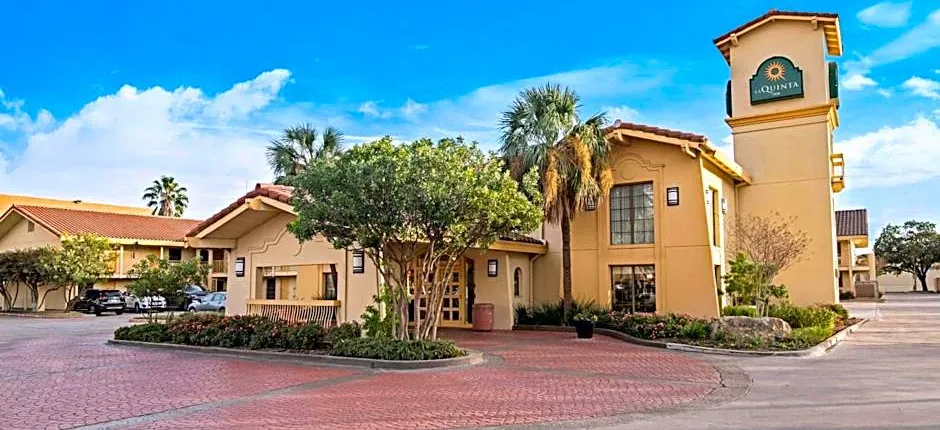 La Quinta Inn & Suites by Wyndham San Antonio Market Square