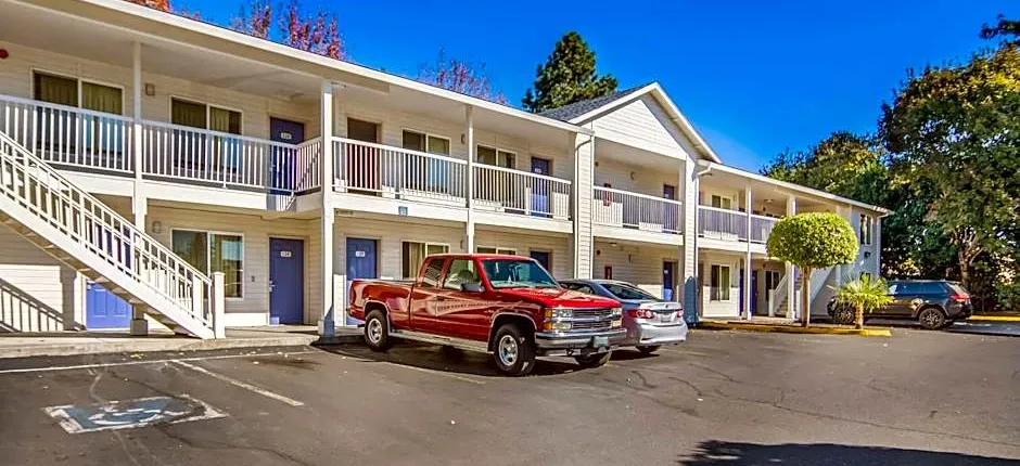Motel 6 Portland Mall - 205