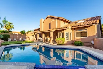 NEW Paradise Park Heated Pool Spa BBQ, Scottsdale