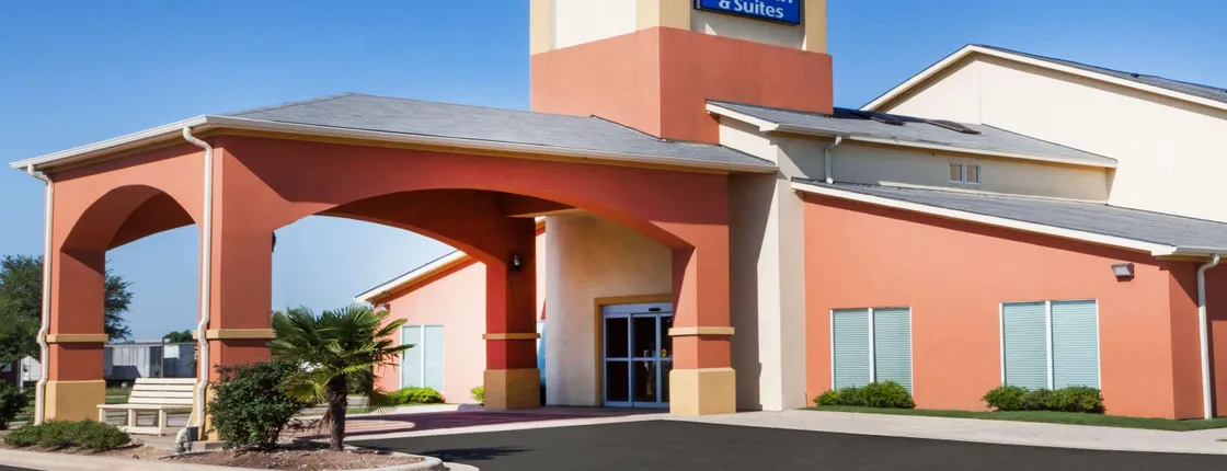 Days Inn & Suites by Wyndham Marquez