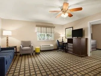 Baymont Inn & Suites Erie