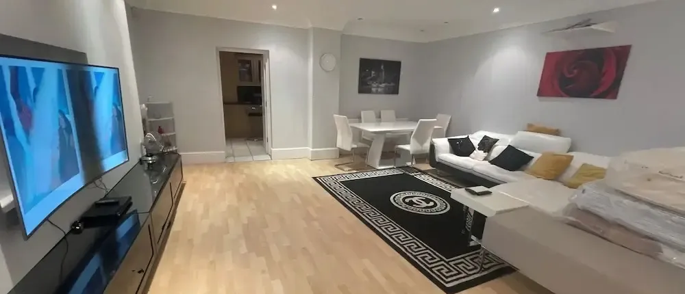 Luxurious 6-bed Entire House in London Ilford