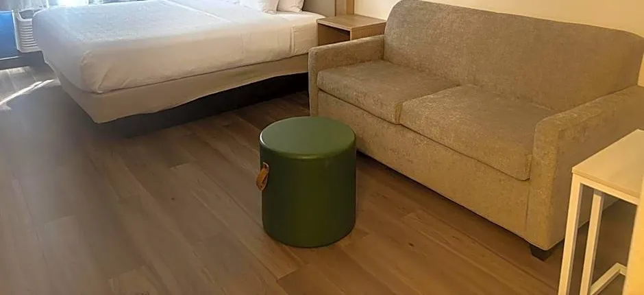 Spark by Hilton Lakewood Denver Southwest