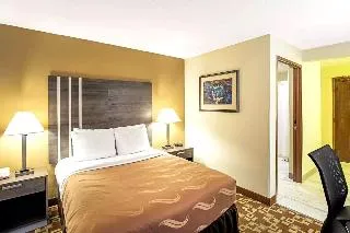 Norwood Inn & Suites Milwaukee