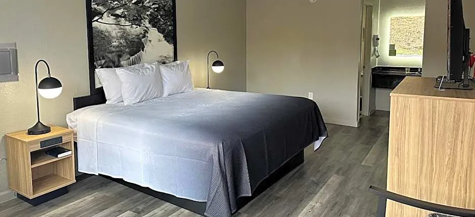 Super 8 by Wyndham Kingsport /I-81