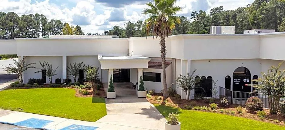 Cottonwood Suites Savannah Hotel & Conference Center