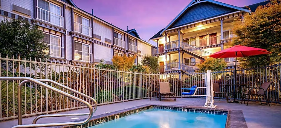 Best Western Plus Bayshore Inn