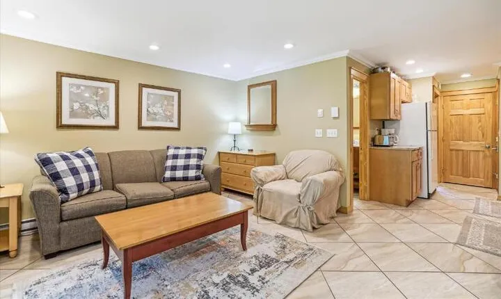 Cozy one bedroom Edgemont A1 condo on the shuttle route & ski back trail