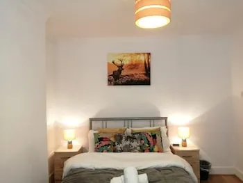 Room in Guest Room - Central Stratford Cozy Double Room With Shared Facilities, London