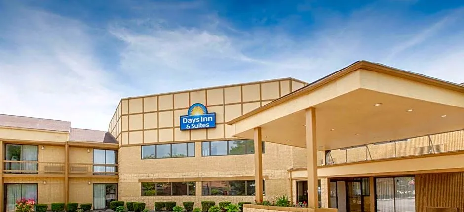 Days Inn & Suites by Wyndham Madison Heights MI