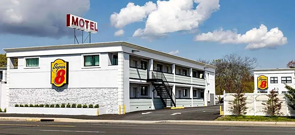 Super 8 by Wyndham Lindenhurst