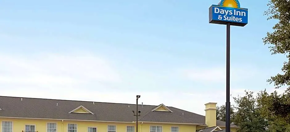Days Inn & Suites by Wyndham Ft. Worth DFW Airport South