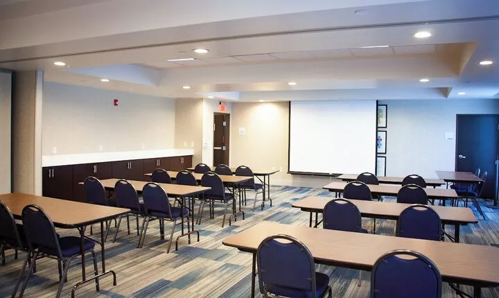 Holiday Inn Express&Suites Overland Park an IHG Hotel