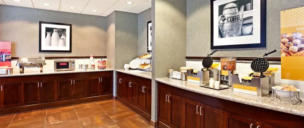 Hampton Inn & Suites Omaha-Downtown