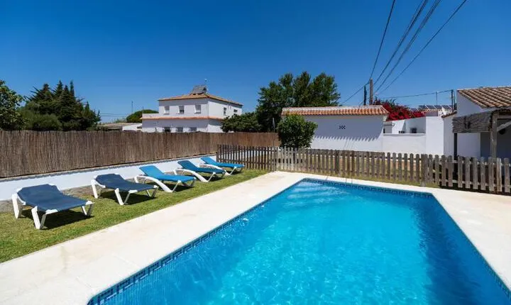 Casa Carlos con Piscina Privada en Conil
