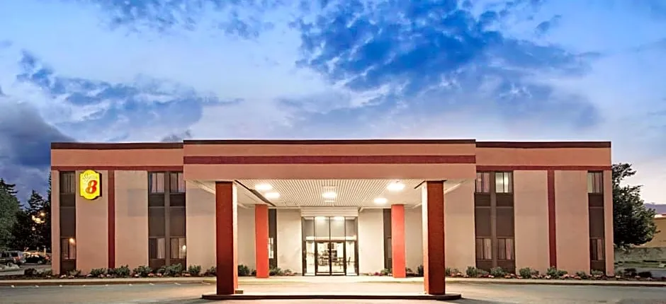 Super 8 by Wyndham Brockton