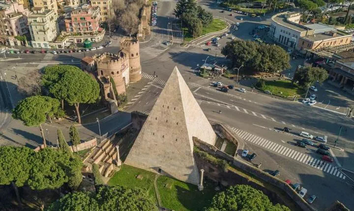 Piramide Deluxe Apartment