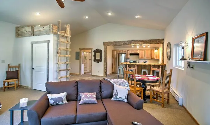 Mancos Cabin Rental on 80 Acres w / Mountain View!