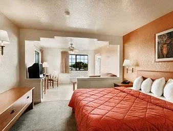 Days Inn and Suites Braunig Lake