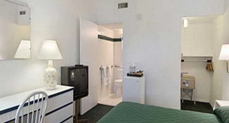 Travelodge Monaco N Miami and Sunny Isles Beach