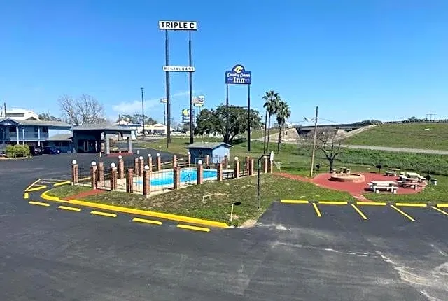 THE COUNTRY CORNER INN
