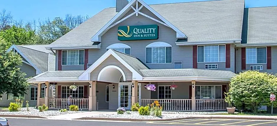 Quality Inn & Suites East Troy I-43