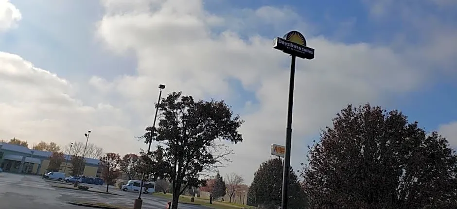 Days Inn & Suites by Wyndham Merrillville