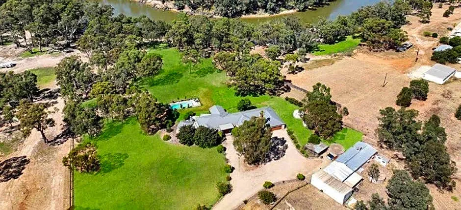 Riverlyne - Riverfront Holiday Home