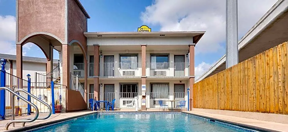 Super 8 by Wyndham San Antonio Pearl District / Downtown