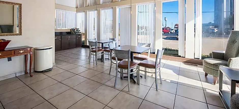 Econo Lodge Inn & Suites