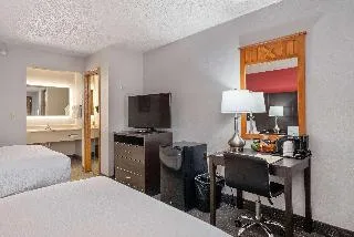 Ramada Sioux Falls Airport Hotel & Suites