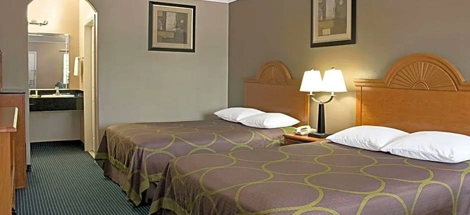 Super 8 by Wyndham Montgomery/ Lake Conroe