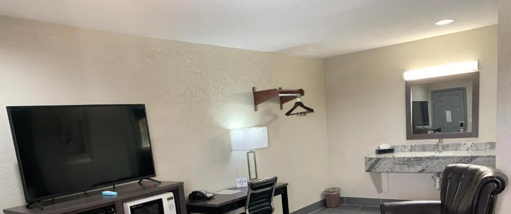 Crescent Park Motel & Suites