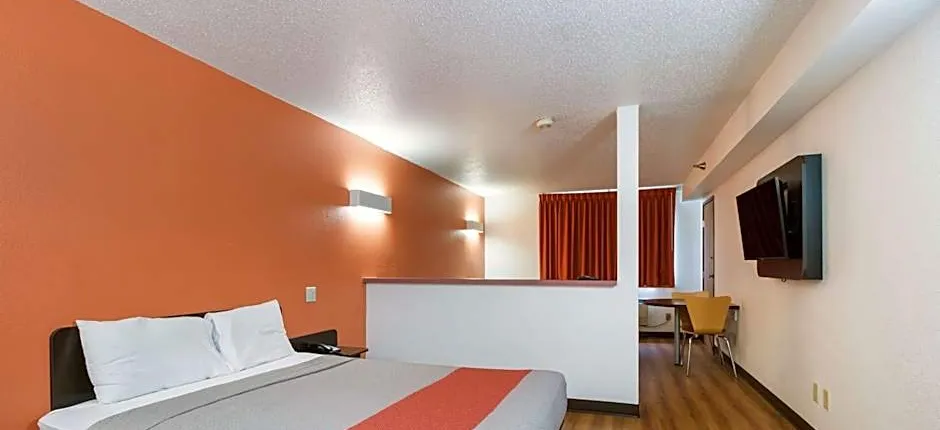 Motel 6-Davenport, IA