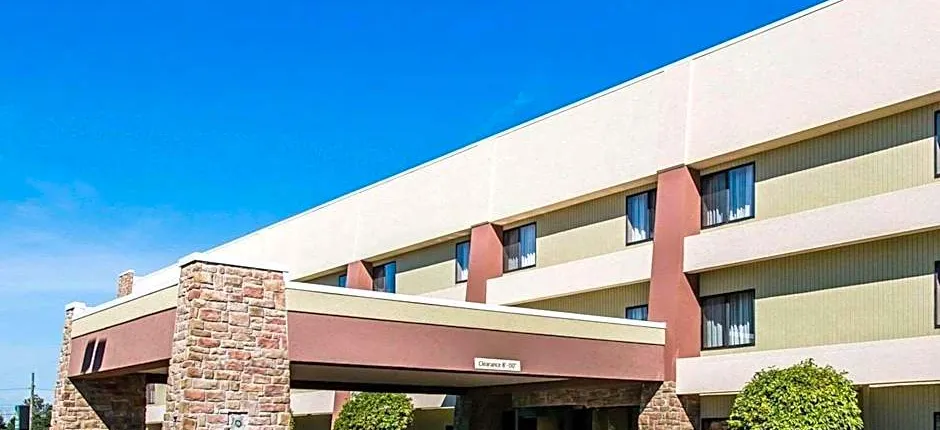 Quality Inn & Suites Warren