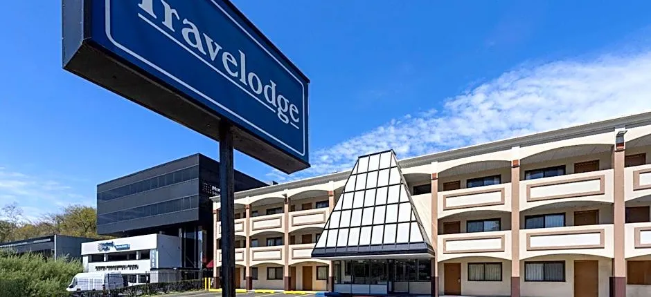 Travelodge by Wyndham Manhasset